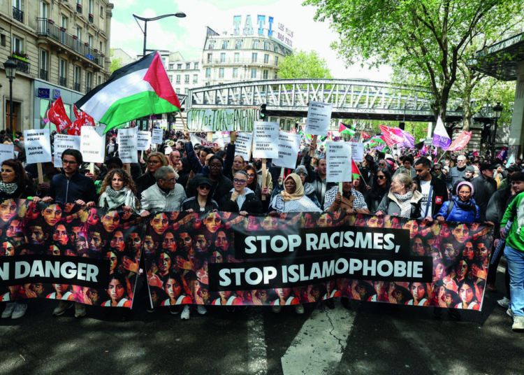 Le drapeau palestinien, un symbole incontournable des manifestations de l’antiracisme politique.
Ici, dans la marche « contre le racisme », à Paris, le 21 avril 2024 (Alain Jocard / AFP)