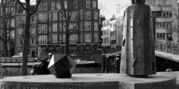 Statue de Baruch Spinoza, père de l'Éthique, près du lieu où il vécut à Amsterdam (Wikipédia).