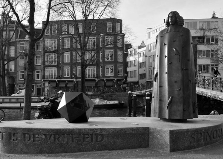 Statue de Baruch Spinoza, père de l'Éthique, près du lieu où il vécut à Amsterdam (Wikipédia).